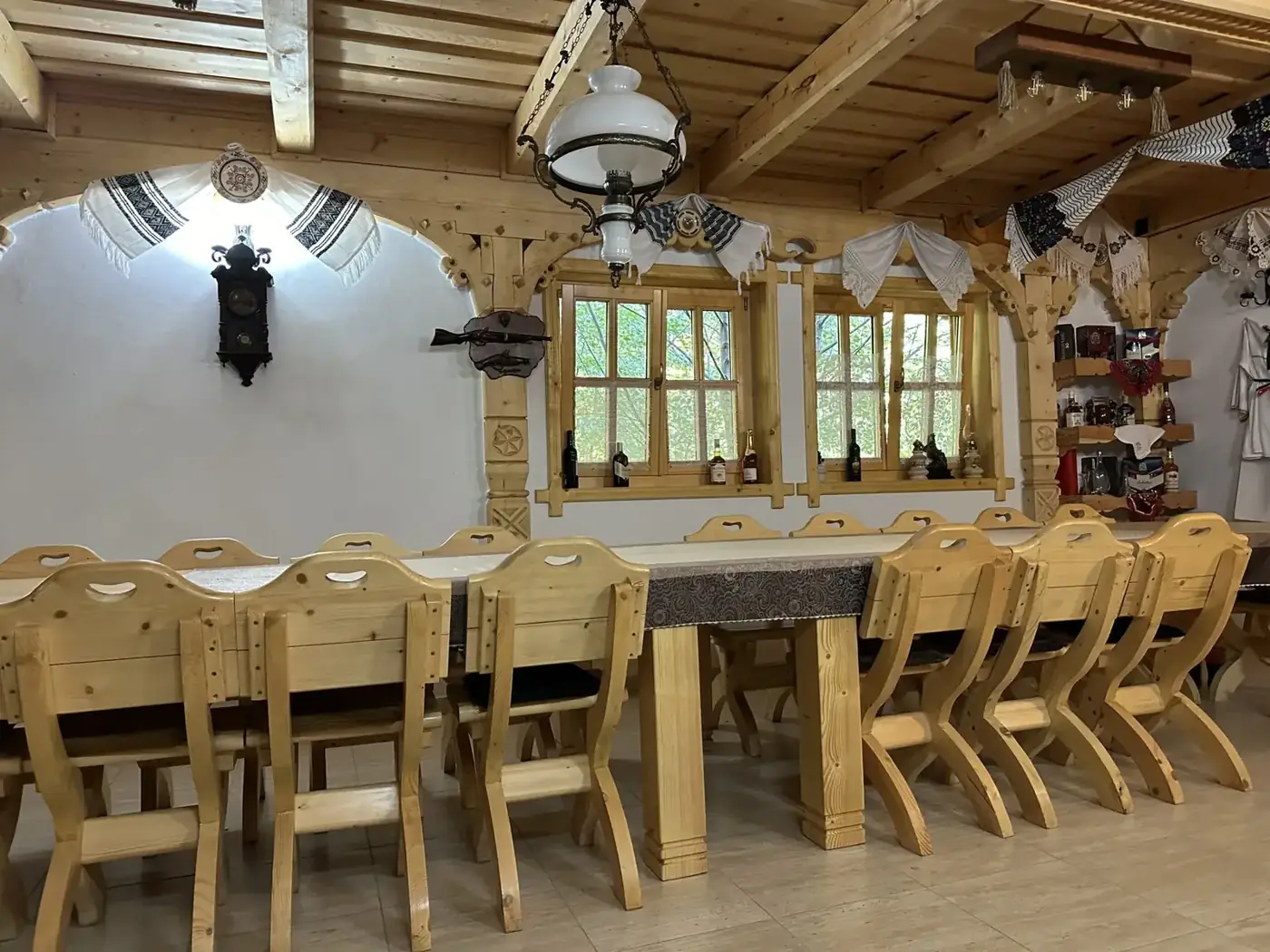 Sala de mese tradițională a Pensiunii Casa Suciu