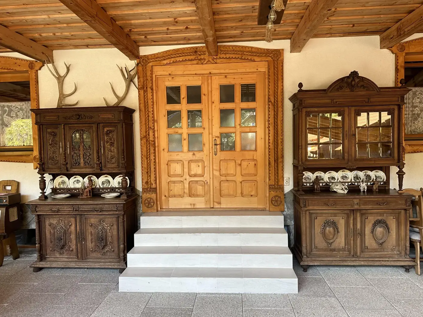 Intrare tradițională cu mobilier din lemn sculptat la Casa Suciu