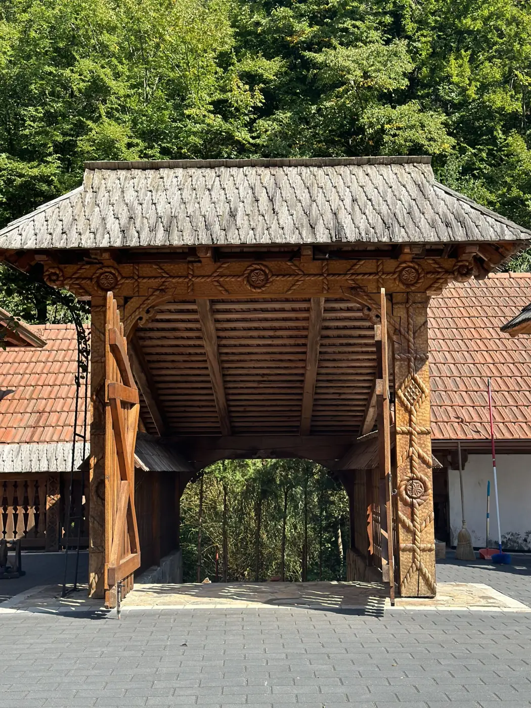 Poartă tradițională maramureșeană din lemn masiv sculptat la Casa Suciu