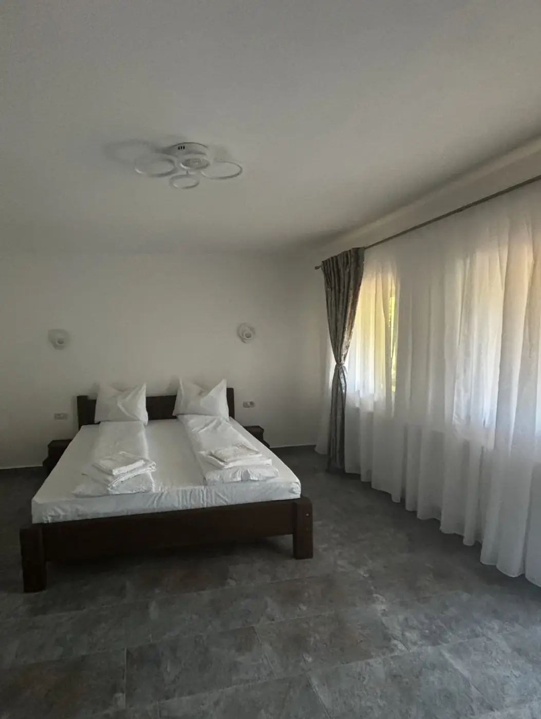 Cameră matrimonială luminoasă cu vedere la munte, Casa Suciu