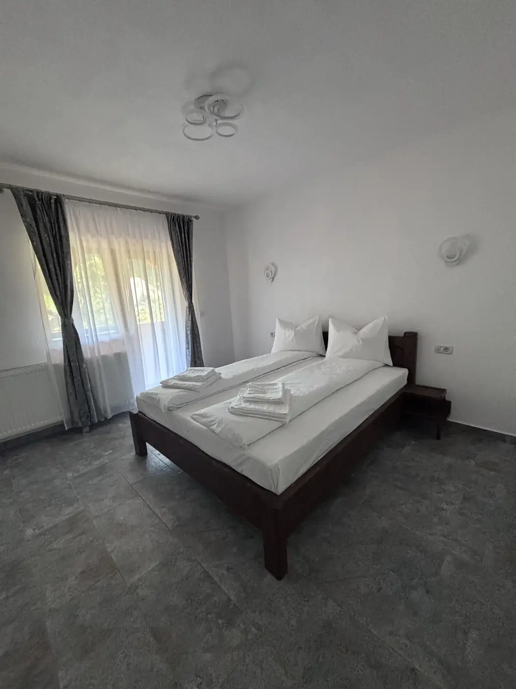 Cameră dublă spațioasă la Pensiunea Casa Suciu