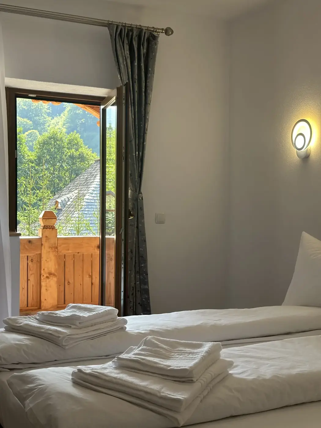 Cameră cu balcon și vedere la munte la Pensiunea Casa Suciu