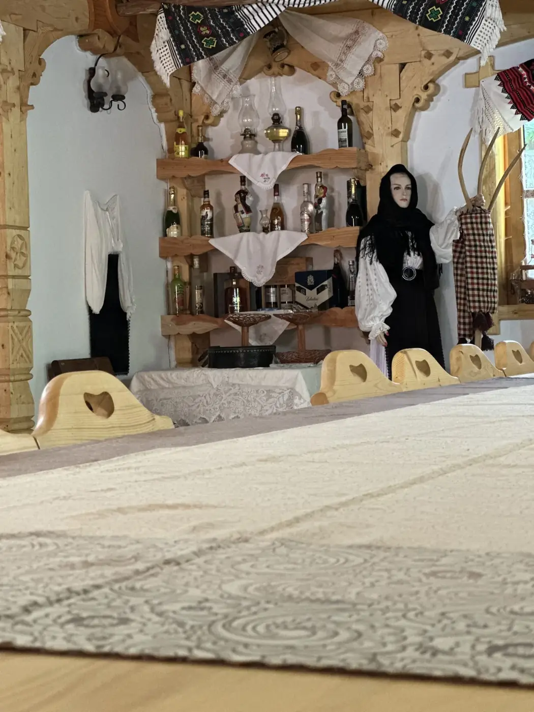 Colț tradițional cu costume populare în sala de evenimente Casa Suciu