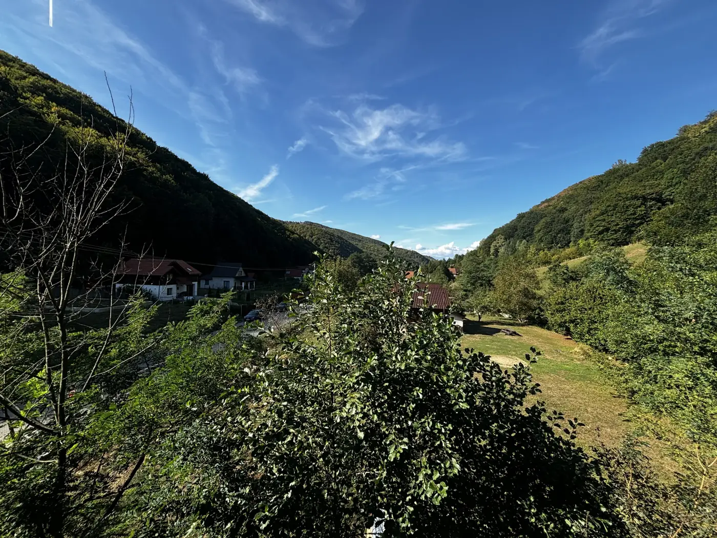 Pensiunea Casa Suciu văzută din valea Râului Mic, Cugir