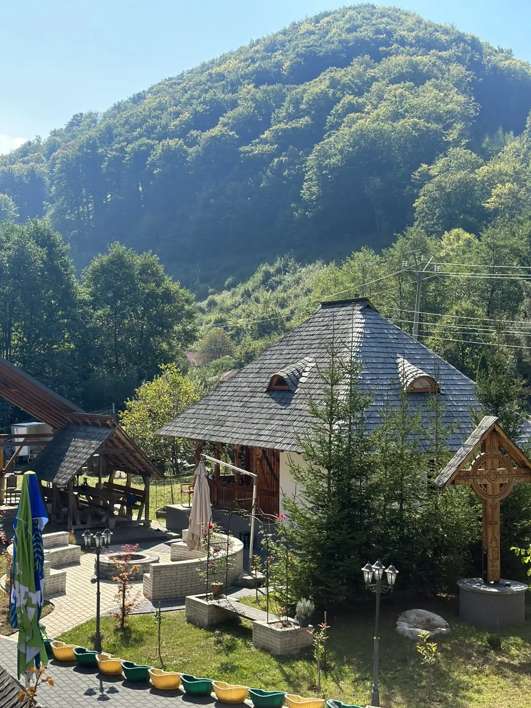 Curtea amenajată a Pensiunii Casa Suciu văzută de sus