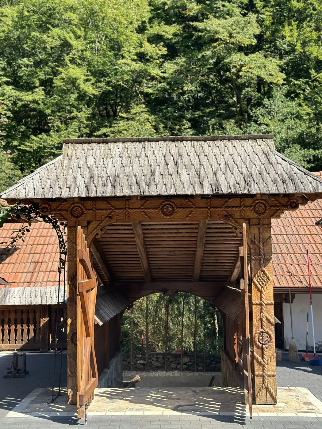 Poarta monumentală din lemn sculptat a Pensiunii Casa Suciu