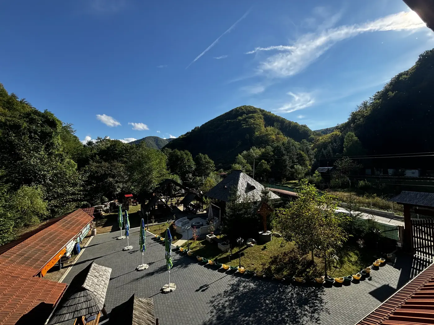 Vedere de sus asupra curții Pensiunii Casa Suciu și a munților