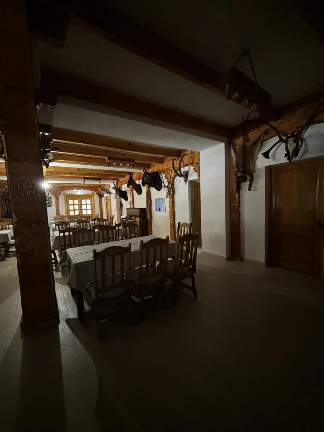 Restaurant rustic cu decor tradițional la Pensiunea Casa Suciu