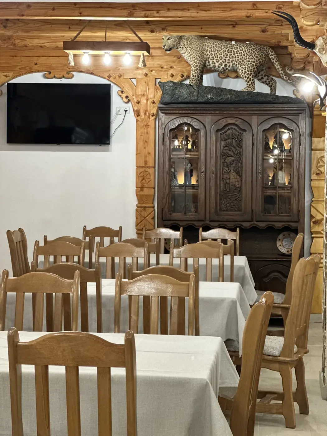 Salon de evenimente din lemn la Pensiunea Casa Suciu