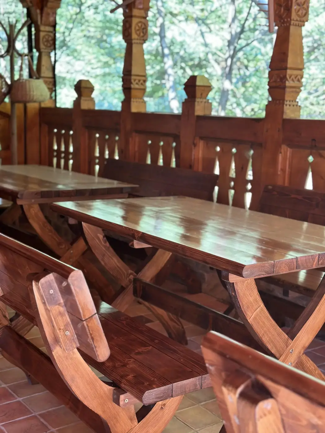 Masă din lemn masiv pe pridvorul restaurantului Pensiunea Casa Suciu