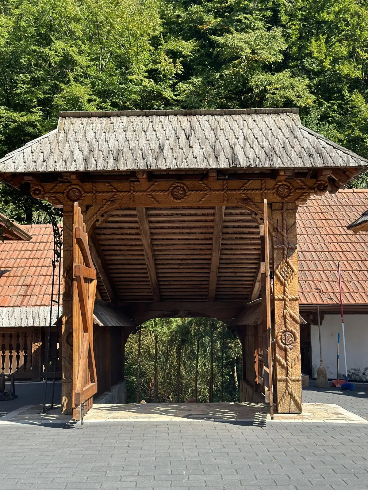 Poartă maramureșeană sculptată la Pensiunea Casa Suciu