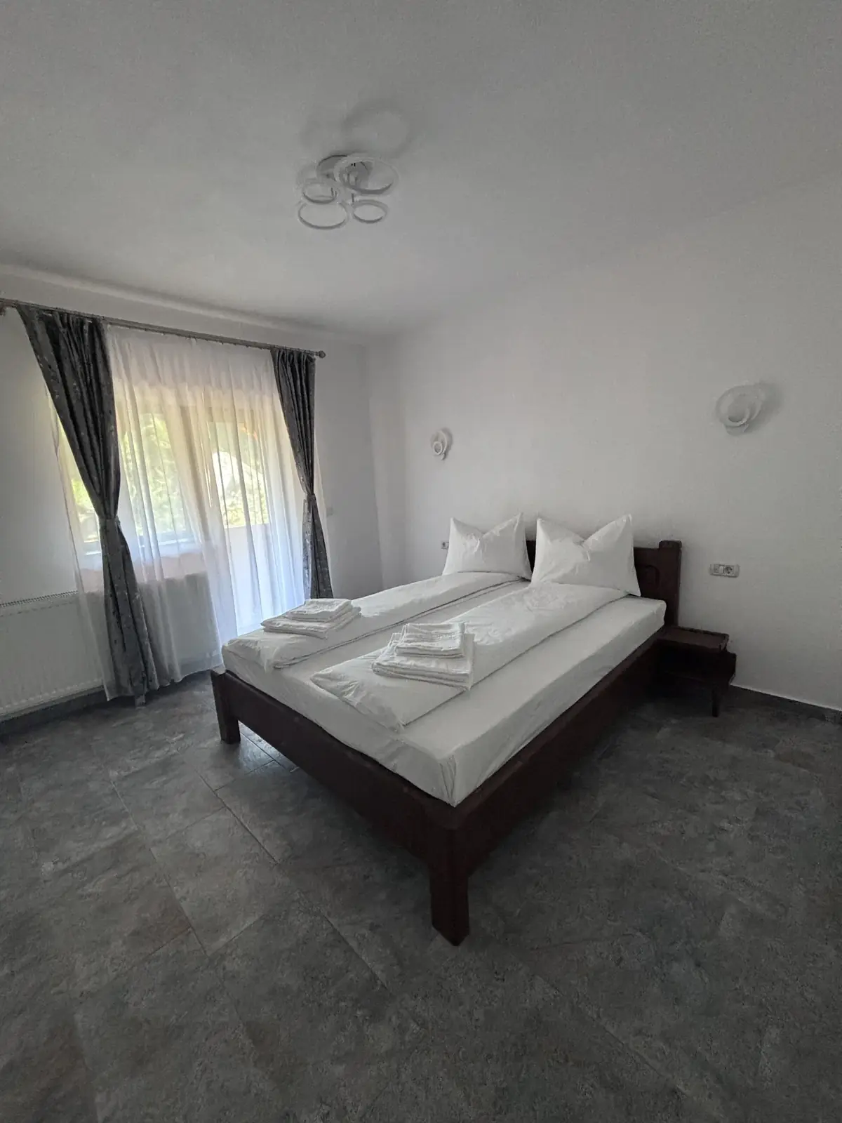 Cameră dublă standard la Pensiunea Casa Suciu