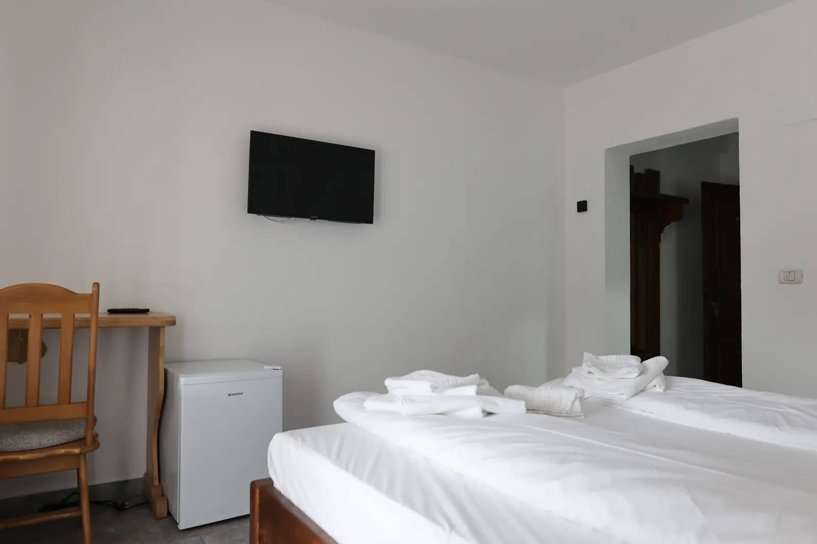 Cameră Dublă cu vedere la munte — Pensiunea Casa Suciu