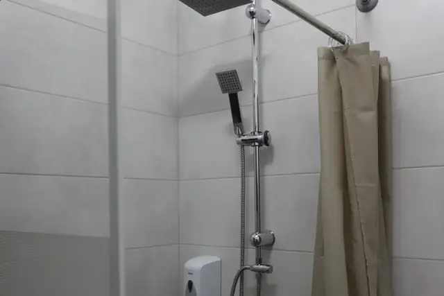 Baie proprie cu duș tip ploaie la Pensiunea Casa Suciu