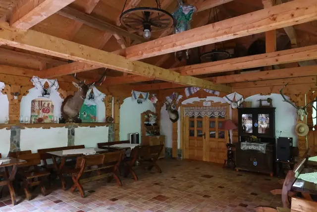 Sala de mese tradițională cu grinzi de lemn și picturi murale, Casa Suciu