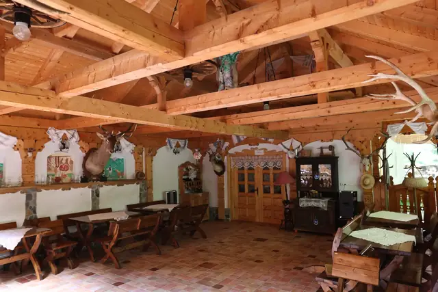 Sală de mese rustică cu mese și bănci din lemn masiv, Casa Suciu