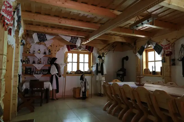 Sală etnografică cu costume populare la Pensiunea Casa Suciu