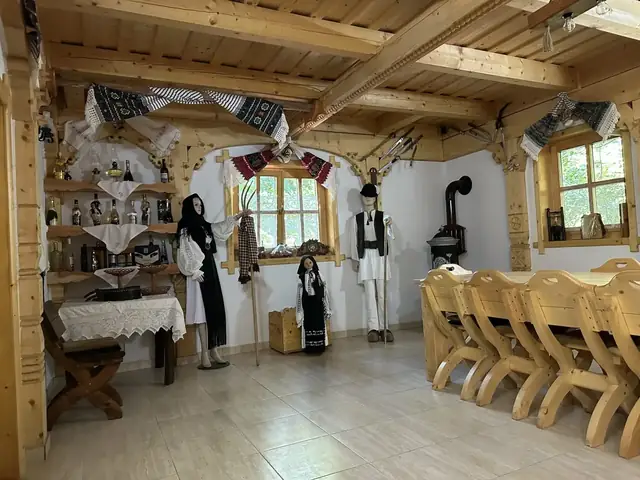 Sală de evenimente cu mese lungi și decor tradițional, Casa Suciu