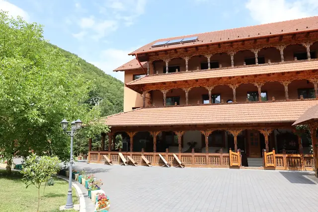 Pridvorul sculptat și curtea pavată a Pensiunii Casa Suciu, Cugir
