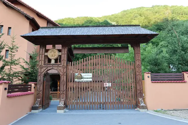 Poarta maramureșeană sculptată de la intrarea în Pensiunea Casa Suciu