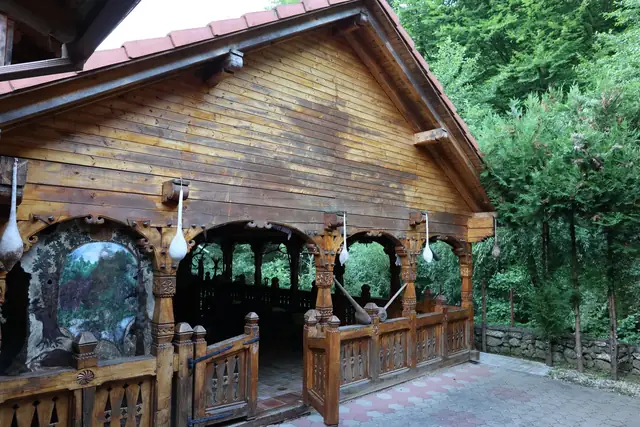 Foișor mare din lemn sculptat în curtea Pensiunii Casa Suciu