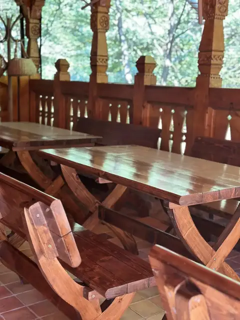 Masă din lemn masiv pe pridvorul restaurantului Pensiunea Casa Suciu