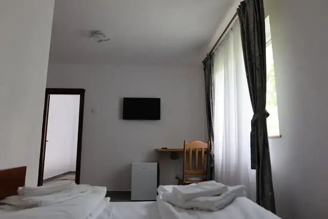 Cameră triplă cu două paturi, birou și Smart TV la Pensiunea Casa Suciu