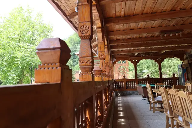 Terasă lungă cu balustradă tradițională și masă de biliard, Casa Suciu