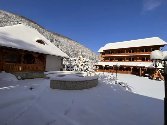 Pensiunea Casa Suciu iarna, acoperită de zăpadă