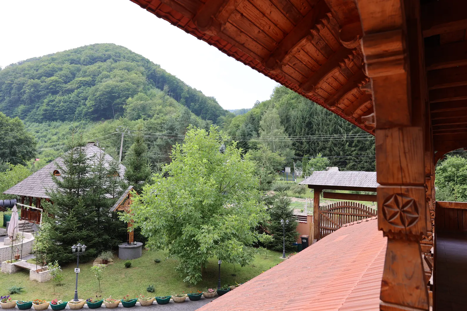 Cameră Dublă cu vedere la munte — Pensiunea Casa Suciu