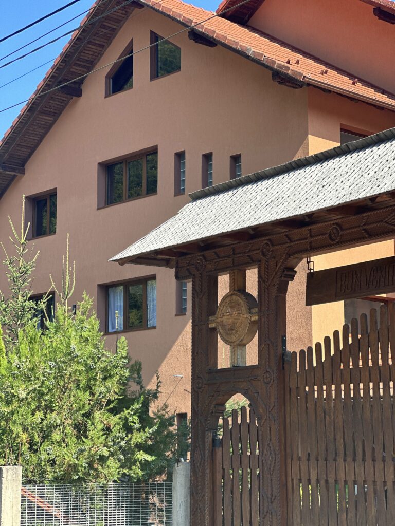 intrare-pensiunea-casa-suciu intrare-pensiunea-casa-suciu